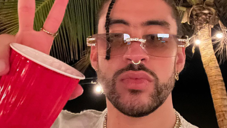 Bad Bunny lanza celular de fan y él se excusa por lo ocurrido
