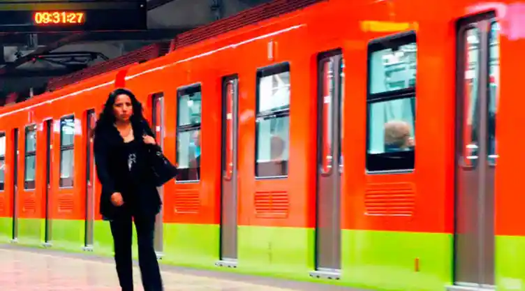 persona lanza metro cdmx.jpg