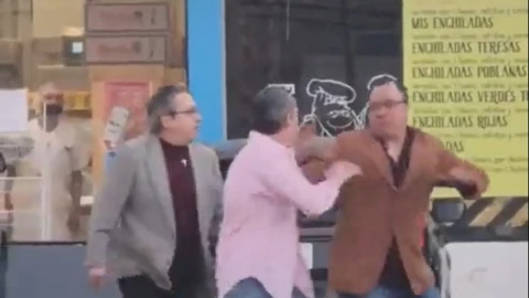 Pelea callejera de señores