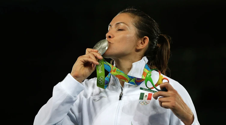 María del Rosario Espinoza, con la medalla de plata en Río 2016