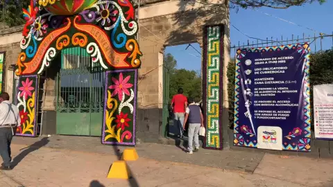 Así se vive el Día de las Madres en Panteón Civil Dolores