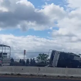 Vuelca camión de la Guardia Nacional sobre la carretera Mérida-Campeche; reporte EN VIVO