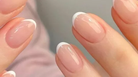 El microfrench y las uñas ovaladas hacen que las manos se vean estilizadas