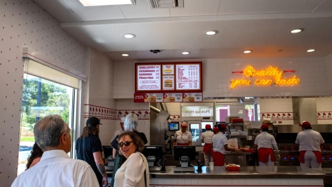 Personas pidiendo en un local de In-N-Out