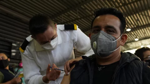 Habilitarán 3 sedes de vacunación COVID-19 para personas rezagados en CDMX 
