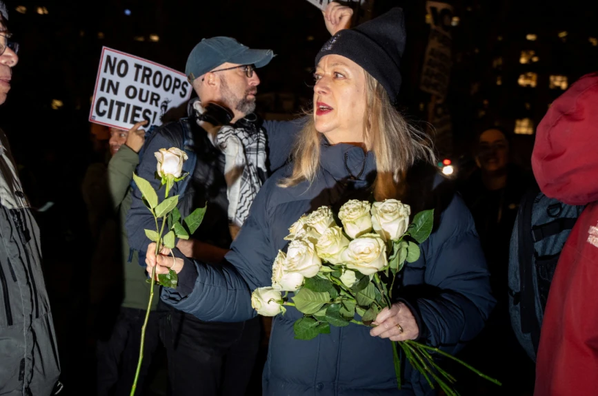 Una mujer reparte rosas blancas en honor a Renee Nicole Good, de 37 años, quien fue asesinada a tiros en su vehículo por un agente de inmigración de Estados Unidos en Minneapolis