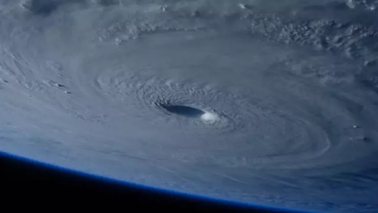 Huracán Adrián se fortalece a categoría 2