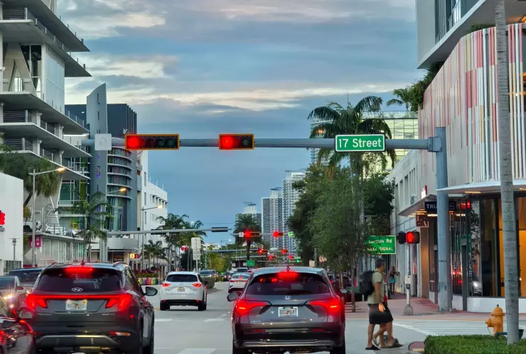 Tráfico en las calles de Miami Beach, Florida