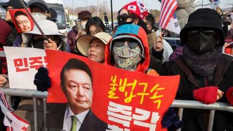 partidarios_yoon_suk_yeol_presidente_Corea_Sur_pancarta_apoyo_presidente_corea_sur