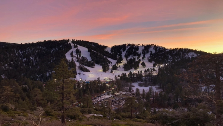 un atardecer rosa en Mountain High, California