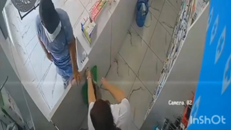 Sujeto-asalta-y-golpea-a-mujer-la-empleada-de-la-farmacia-se-defiende-a-palazos