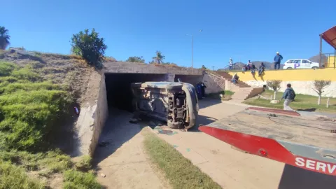 Volcadura en San Miguel Zapotitlán, Ahome