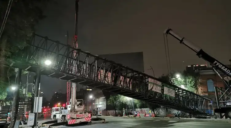DESMANTELAN-PUENTE-PEATONAL.jpg