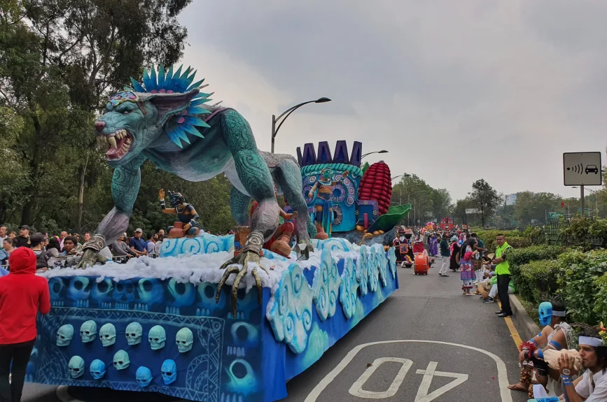2 mil 500 artistas en acción, 11 carros alegóricos, 22 comparsas y diversos grupos de coreografías llenaron de alegría el corazón de la CDMX.