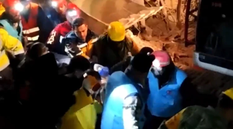 Sedena confirma rescatadas de tres personas con vida en Turquía