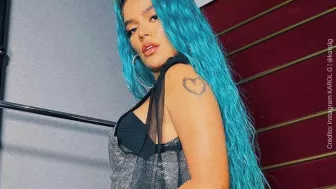 Karol G cabello suelto.jpg