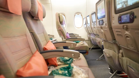 Jueces ordenan a la FAA revisar los tamaños de los asientos de avión