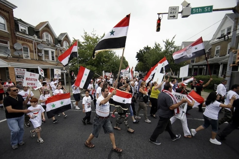 Miembros de la comunidad de Allentown, Pensilvania, marchan para protestar contra el involucramiento de Estados Unidos en Siria