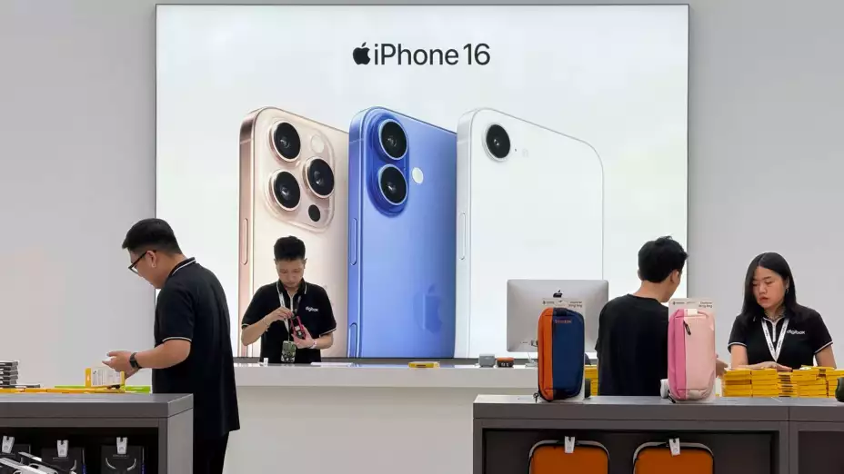 Personal de ventas en una tienda de Apple en Vietnam