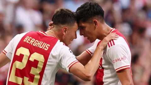 Berghuis y Edson Álvarez del Ajax