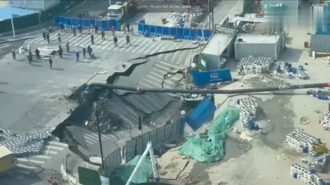 Momento exacto en el que se abre enorme socavón en plena carretera en Shanghai, China (VIDEO)