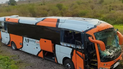 Vuelca autobús de pasajeros