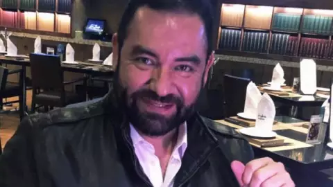 El reconocido periodista mexicano Néstor Ojeda murió a los 53 años a causa de un paro cardiorrespiratorio.