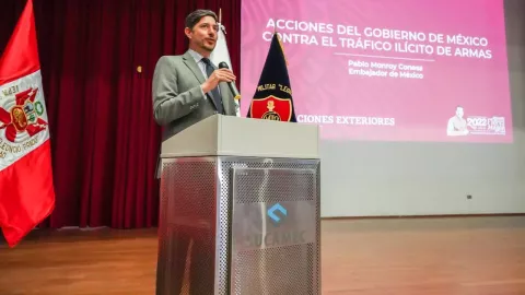 Perú expulsa al embajador de México; acusa a AMLO de injerencia