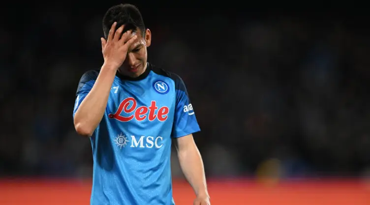 Chucky Lozano lamentando la derrota del Napoli