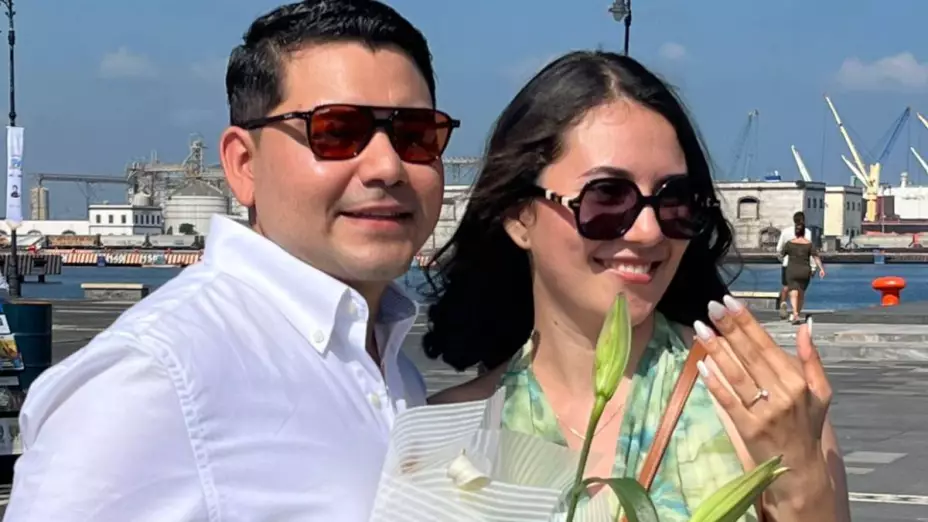 Pareja se compromete en buque escuela Cuauhtémoc de Veracruz.
