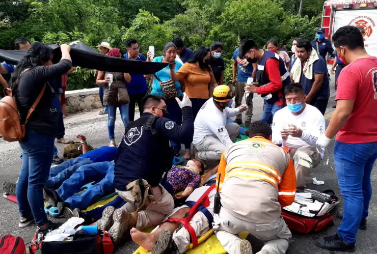 Combi cae en barranco y deja 23 heridos