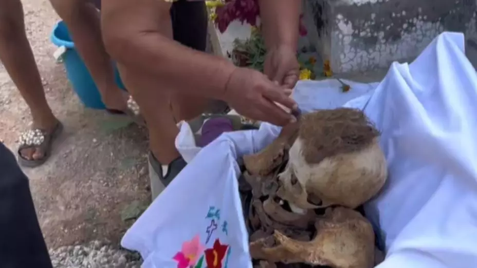 Limpian huesos de muertos en panteón