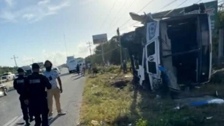 Volcadura de autobús deja 50 lesionados en Puerto Aventuras.jpg