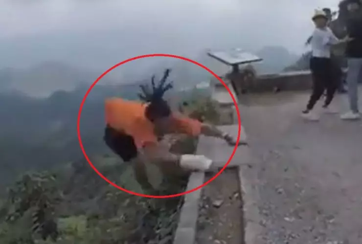 Hombre cae al barranco al practicar parkour.