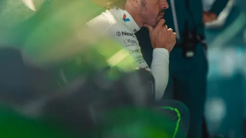 Fernando Alonso observa su actuación en Miami.jpeg
