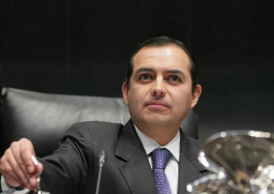 En ese sentido pidió al senador Roberto Gil Zuarth, quien representa a los 23 senadores afines a Ernesto Cordero Arroyo, firmar dicho documento para que en la plenaria del próximo 10 de julio se valide al interior de la fracción