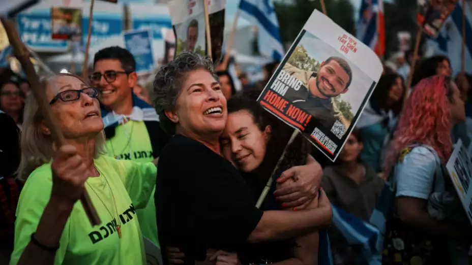 Gente reunida ante la liberación de rehenes israelíes retenidos en Gaza.