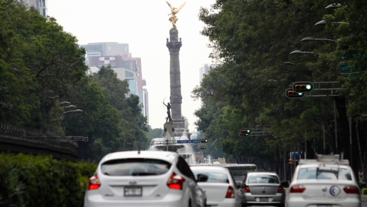 Autos circulando en Paseo dela Reforma en CDMX