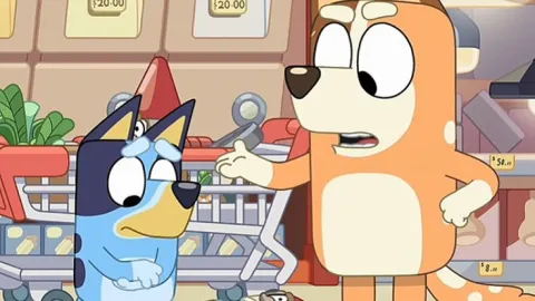 6 capítulos de Masha y el Oso y Bluey ideales para que los niños superen la timidez con facilidad