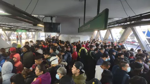 Metro CDMX y Metrobús con retrasos y aglomeraciones