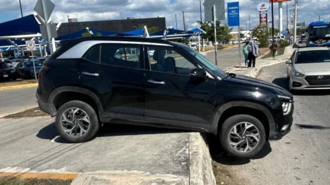 Así quedó la camioneta ATASCADA en Polígono 108; la conductora se confundió y la policía fue en su auxilio
