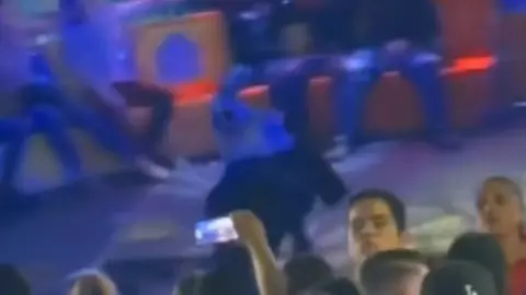 VIDEO Monja de la feria se CAE mientras bailaba en el juego mecánico