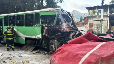 Accidente sobre Picacho-Ajusco deja 20 heridos y un detenido