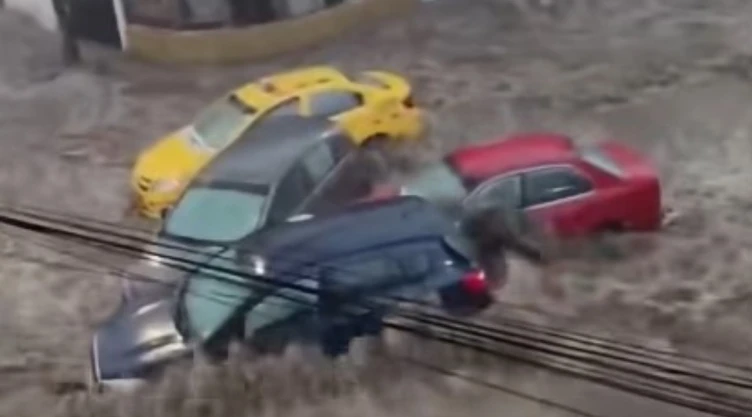 Poderosa-tormenta-provoca-emergencia-en-Quito_-Autos-son-arrastrados-en-medio-de-las-inundaciones.webp