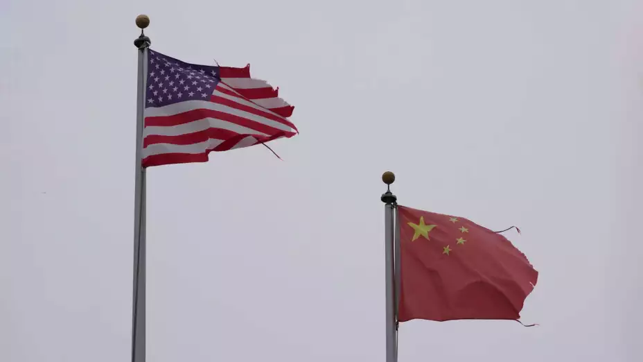 Banderas de China y Estados Unidos ondean en Chinatown, San Francisco.