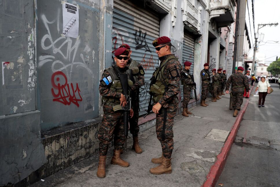 Soldados impiden avance de protesta en Guatemala