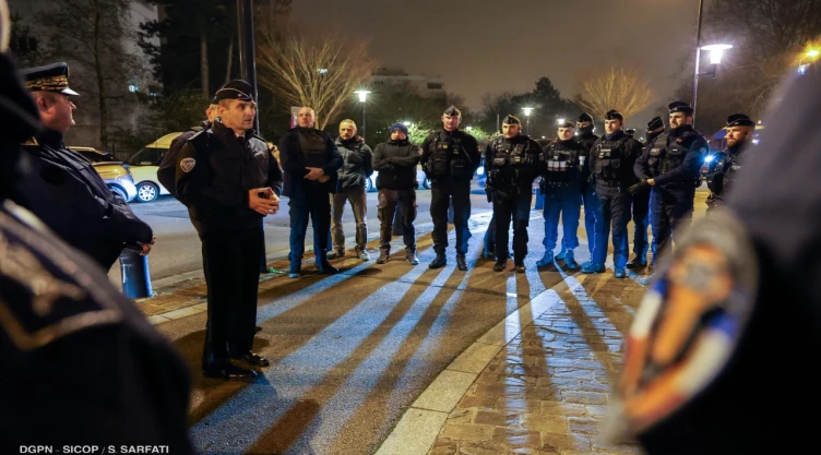 Jóvenes se enfrentan a la policía en disturbios ocurridos durante la noche de Año Nuevo en Francia.