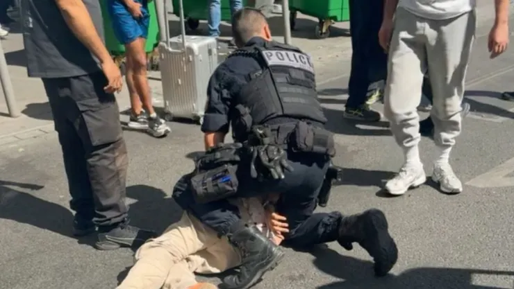 VIDEO: Captan momento en que hombre atacó a mujer embarazada con cuchillos; peatones lo sometieron en calles de París