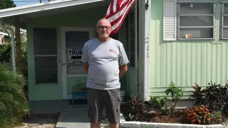 Jimmy Klass frente a su vivienda en Florida.