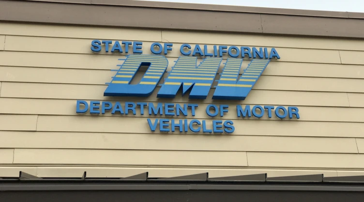 Entrada a las oficinas del DMV en California